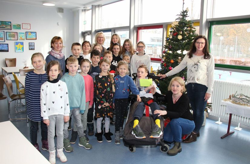 Schüler der Liuba-Grundschule in Lübben mit Kinderhaus-Leiterin Daniela Konzack (re.), Andrea (2.vo.re.) und Paul Harnisch, Sportlehrerin Edit Rèvèsz und Schulleiterin Anke Lippold.
