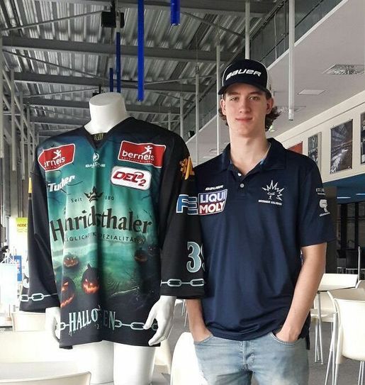 Cedric Schiemenz präsentierte das Halloween-Trikot der Dresdner Eislöwen. Foto: schlagschuss