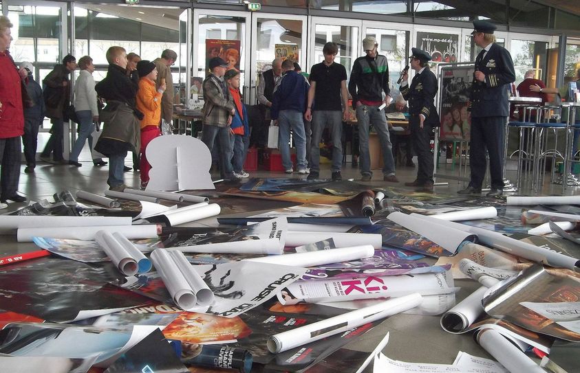 Zu den Highlights der Auktion zählen von Stars signierte Poster sowie Plakate, Banner und Aufsteller der großen Kino-Blockbuster aus 2017. Foto: PR