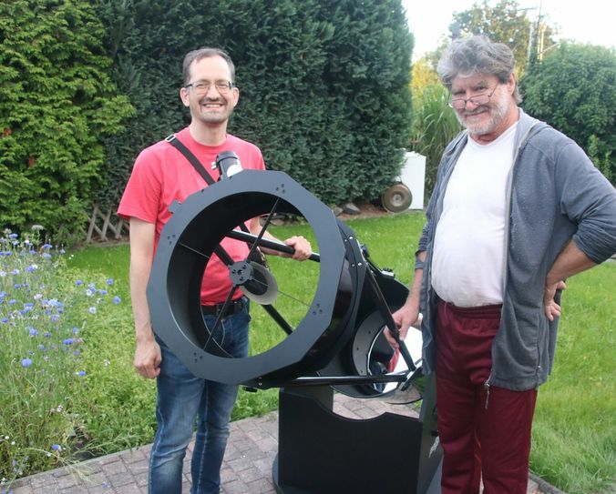 Karsten Schmidt (li.) und Ullrich Patzek (re.) freuen sich über das neue Teleskop. Foto: B. Naumann