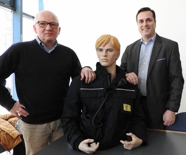 Citymanager Jürgen Wolf (li) und Gregor Hein (Prokurist Oelschläger Immobilien, Besitzer Prager Spitze) zeigen an einer Schaufensterpuppe, wie die neue City Streife gekleidet und ausgerüstet sein wird.