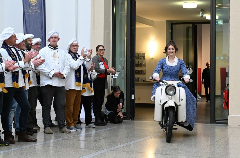 Das diesjährige Stollenmädchen Salome präsentiert sich auf ihrer Schwalbe erstmals der neugierigen Öffentlichkeit.