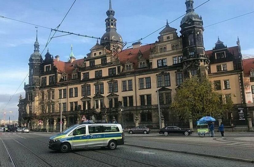 Am 25. November 2019 sind Unbekannte in das Historische Grüne Gewölbe an der Straße Taschenberg eingebrochen und haben aus einer Vitrine hochwertige Schmuckstücke gestohlen.