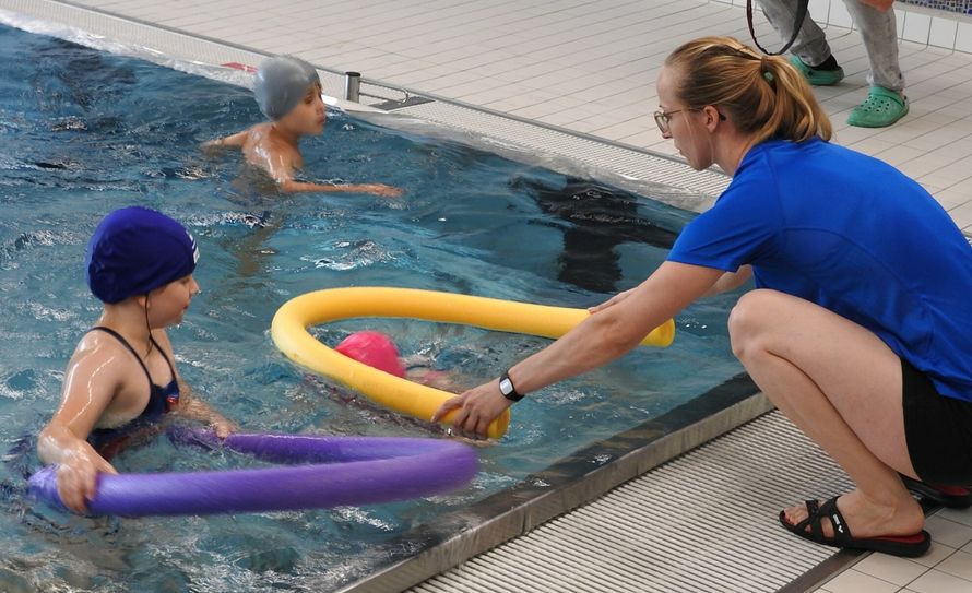 Anfang August lernten zahlreiche Dresdner Grundschüler in einem zusätzlich organisierten und von der Stadt Dresden finanzierten Kurs schwimmen und konnten ihr Seepferdchen ablegen. Foto: Pönisch