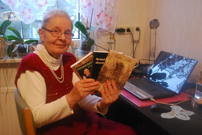Erika Kühn in ihrem Arbeitszimmer. Hier entstehen ihre Bücher. Foto: Keil