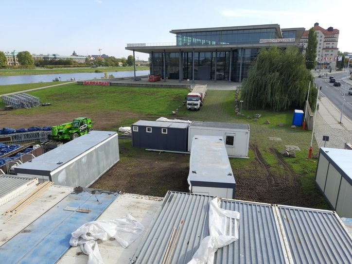 Noch steht ein Teil des Sarrasani-Equipments auf der "verbotenen" Grünfläche unterhalb des Congress Centers. Foto: Pönisch