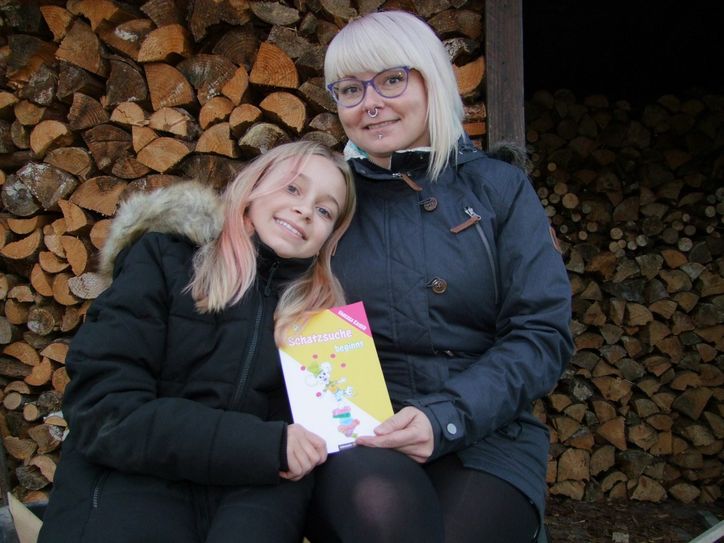 Stolz präsentiert die zehnjährige Vanessa Kaiser ihr Erstlingswerk. Auch ihre Mutter Susan wirkte an dem kleinen Buch mit: Sie schuf die Illustrationen. Fotos:Rainer Könen