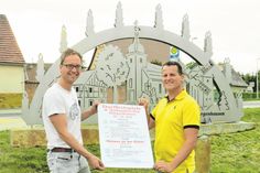 Freuen sich, dass die Dorffestspiele endlich wieder stattfinden können: Jens Scheibe (links) und Andreas Korch vom Dorfclub.