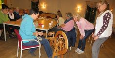 Wie funktioniert ein Spinnrad und wie wird daraus Wolle produziert? Antworten darauf weiß Steffi Metting die in Nardt Spinnabende organisiert.