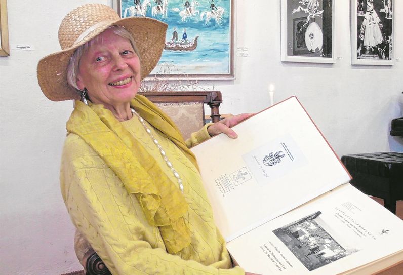Helga Luzens mit einem der Gästebücher  mit  zahllosen Einträgen.