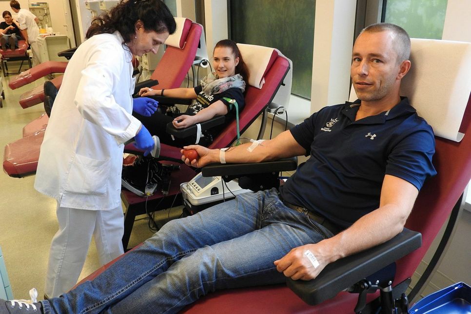 Blutspende ist wichtig: Jörg Dreßler, Geschäftsführer der Dresden Monarchs, gibt kurz vor seinem Urlaub noch einen halben Liter Blut ab