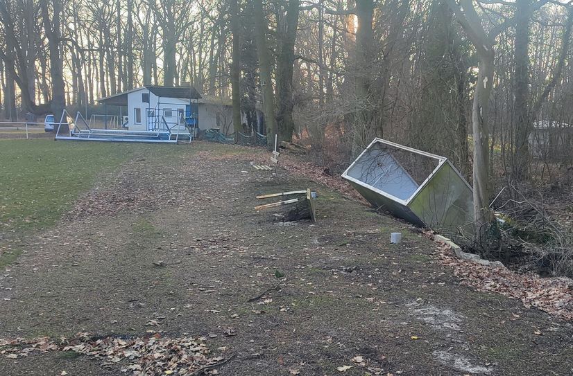Unbekannte haben auf dem Hornower Sportplatzgelände randaliert und dabei großen Schaden angerichtet.