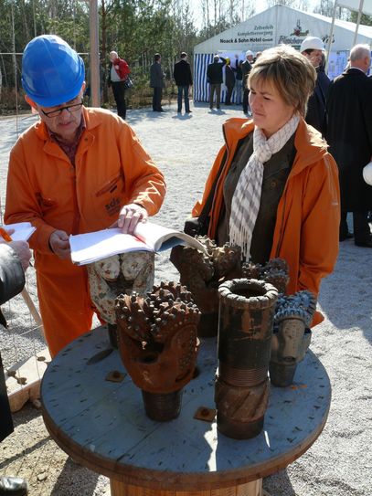 Bei der Präsentation der Ergebnisse der ersten Versuchsbohrungen im Wald von Graustein im April 2010.