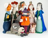 Die Figuren von Frieder Simons Inszenierung des Märchens »Rumpelstilzchen«.