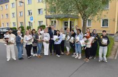 Nach der Einbürgerungsfeier im Ordnungsamt in Herzberg stellten sich die 19 Neubürger zu einem gemeinsamen Gruppenfoto mit Landrat Christian Jaschinski (M.) auf.