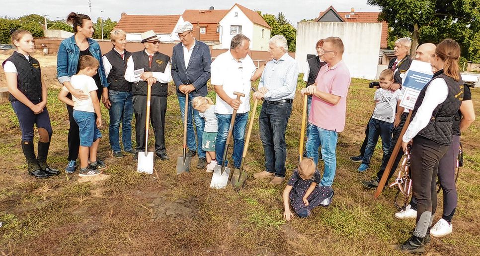 Nach fünf Jahren erfolgte nun der erste Spatenstich für das neue Reitzelt. Zeitgleich kann dann auf bis zu sechs Pferden gemäß des Gutachtens Reiten unterrichtet und trainiert werden. Der 88-jährige Günter Kamenz selbst schlägt erfreut und erleichtert das Baustellenschild mit dem Hammer in den Boden.   Fotos: das