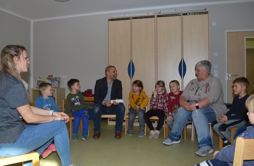 Beim Stuhlkreis mit Bürgermeister Mirko Knöfel (M.) brachten die Kinder der  Kita »Regenbogen« Sachsdorf ihre Wünsche für den neuen Gartens gleich direkt vor.