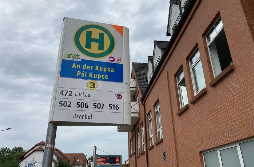 Eins der insgesamt 159 neuen Haltestellenschilder in deutsch-niedersorbischer Sprache.