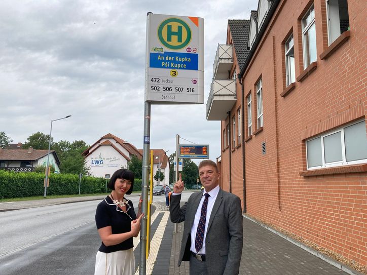 Siegfried Richter, Geschäftsführer der RVS und Sabrina Kuschy, Beauftragte für die Angelegenheiten der Sorben/Wenden, weihten symbolisch ein Haltestellenschild in Lübben an der Haltestelle »An der Kupka« ein.