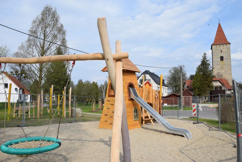 Ein neuer Spielplatz ist in der Gemeinde Waldhufen entstanden.