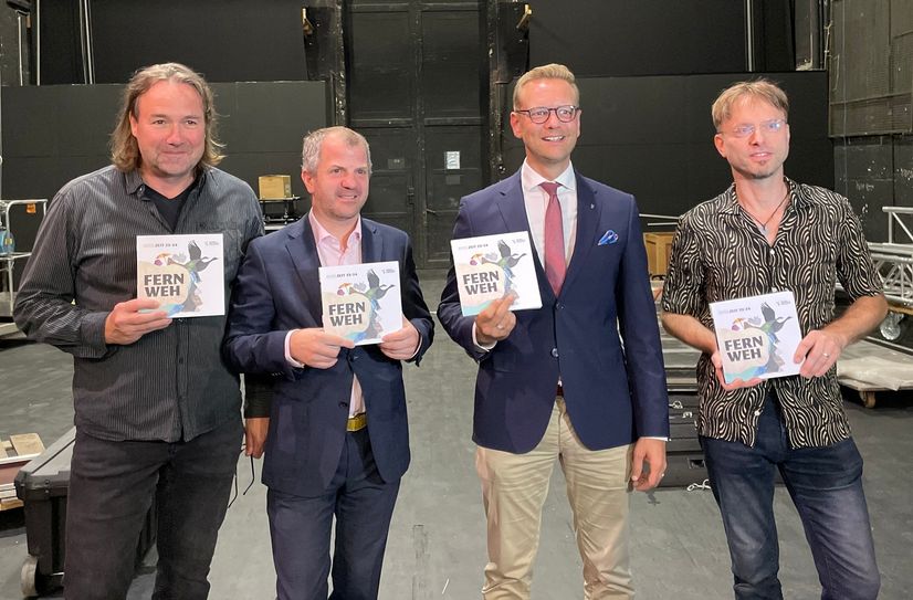 Chefdramaturg Martin Stefke, Schauspieldirektor Ingo Putz, Intendant Dr. Daniel Morgenroth, Tanzcompagnie-Leiter Marko E. Weigert zeigen das aktuelle Spielzeitheft.