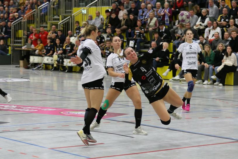 Julia Mauksch setzt sich gegen die SG-Abwehr durch. Foto: Rocci Klein