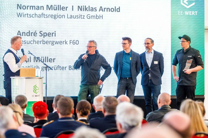 Radiomoderator Jens Herrmann im Gespräch mit Akteuren des Abends: André Speri, Geschäftsführer der F60 Concept GmbH, Niklas Arnold und Norman Müller von der Wirtschaftsregion Lausitz mit ihrer Kampagne »Krasse Lausitz« und Brotsommelier Paul Müller (v.l.n.r.).
