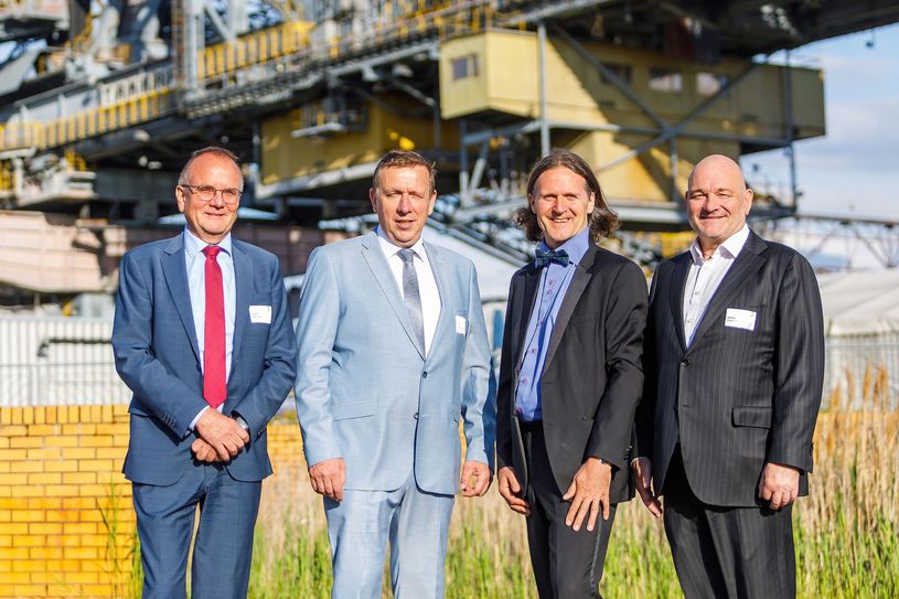 Landrat Christian Jaschinski (2.v.l.) konnte u.a. den stellvertretenden Ministerpräsidenten und Finanzminister Robert Crumbach (r.) sowie Detlef Tabbert, Minister für Infrastruktur und Landesplanung (l.) begrüßen. Prof. Dipl.-Ing. Timo Leukefeld (2.v.r.) sprach u.a. über nachhaltige Wohnkonzepte.