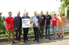 Landrat Michael Geisler (3. v. li.), Radeberger-Pressesprecher Hendrik Wagner (2. v. li.) und Thomas Kunack (4. v. li.) von den Freunden des Nationalparks mit Vertretern der nominierten Projekte.