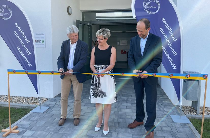 Planer Roland Ladusch, Schulleiterin Petra Weidner und Landrat Stephan Meyer zerschnitten das Band und eröffneten die neue Ausbildungshalle damit offiziell.