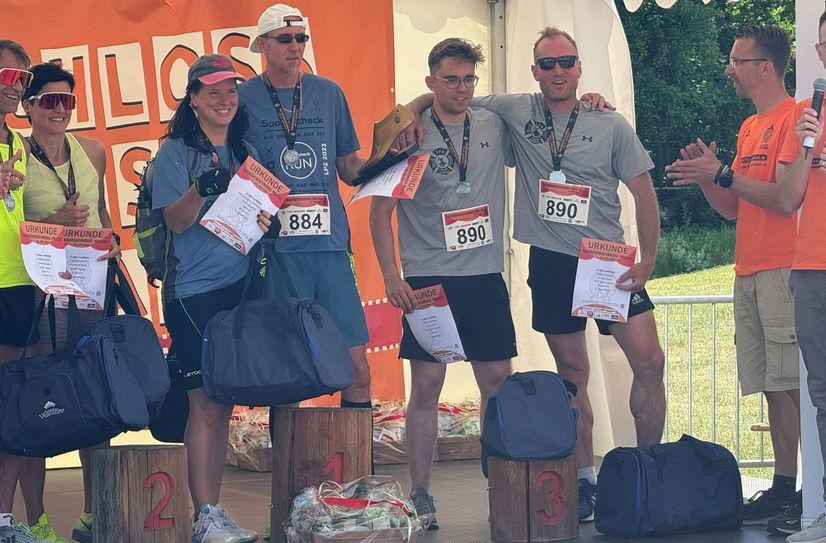 Freuen sich über Platz 3 (re.): Florian Wapsas und Andre Rost bei der Siegerehrung.