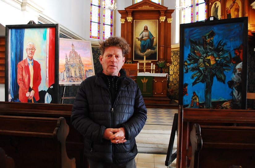 Der erste Teil der neuen Doppelausstellung »Frauenkirche Variationen und Ruinenbilder« des Künstlers Christopher Haley Simpson ist in der Radfahrerkirche Stadt Wehlen zu sehen.