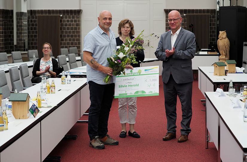 Silvio Herold aus Lübben, Umweltdezernentin Heike Zettwitz und Landrat Stephan Loge (v.l.n.r.).