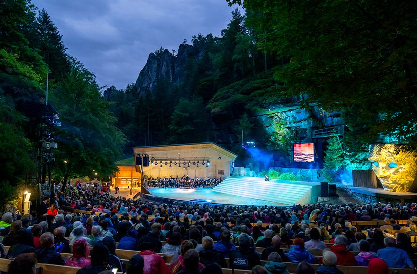 Schauplatz der Felsenbühnen Festspiele ist die Felsenbühne im Kurort Rathen.