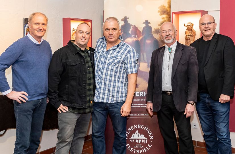 Andreas Gärtner (Veranstaltungsmanager / Spielbetriebsleiter Felsenbühne Rathen), Robin Leipold (Wissenschaftlicher Direktor Karl-May-Museum Radebeul), Holger Kahl (Autor »Shatterhand«), Dr. Volkmar Kunze (Geschäftsführer Karl-May-Museum Radebeul) und Manuel Schöbel (Intendant &amp; Geschäftsführer Landesbühnen Sachsen, v.l.n.r.).