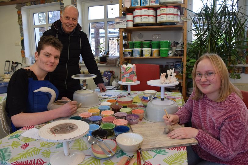 Adrian und Annalena (vorn) schöpfen in der Keramikwerkstatt ihre Kreativität aus. Ullrich Warnatsch ist Geschäftsführer des Lebenshofes.