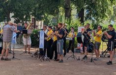 Auftritt des Jugendblasorchesters Bautzen vor der Maria-und-Martha-Kirche.