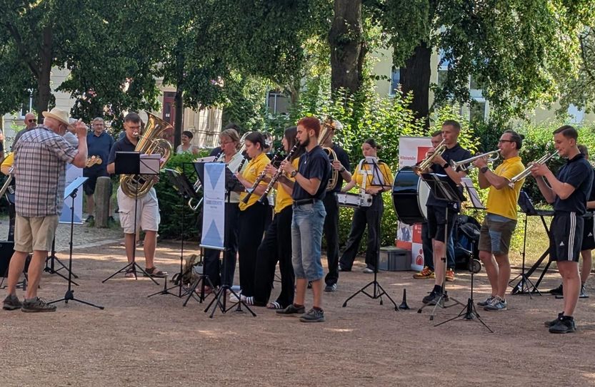 Auftritt des Jugendblasorchesters Bautzen vor der Maria-und-Martha-Kirche.