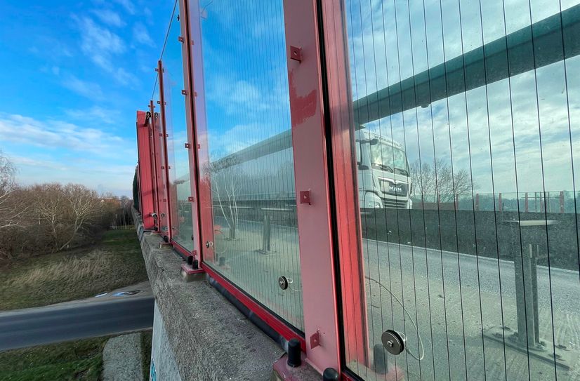 Eine Forderung der Bürgerinitiative: Aufbringung einer schallabsorbierenden Beschichtung auf die Glasscheiben oder ein kompletter Austausch gegen bessere Materialen.