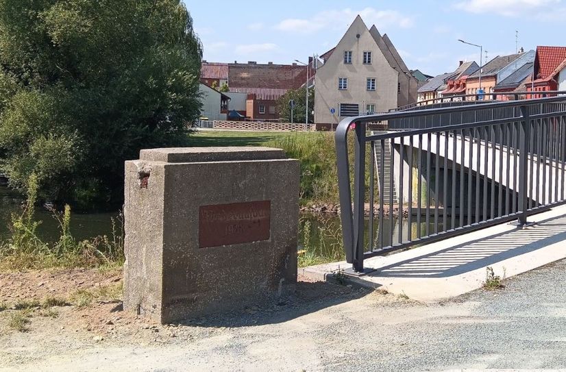 Ein ursprünglicher Gedenkstein steht wieder an der Brücke.