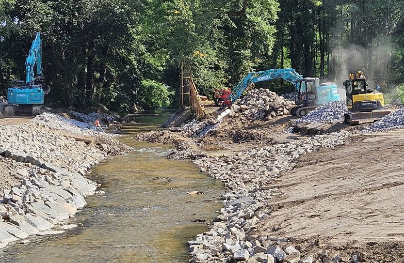 Die Arbeiten zur Renaturierung der Pulsnitz in Reichenau sind abgeschlossen. Zur Strömungslenkung wurden Steinbuhnen und Einzelsteine eingebaut.