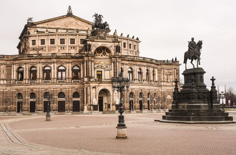 Beim SemperOpernball wird nicht nur in der Semperoper, sondern auch auf dem Theaterplatz gefeiert.