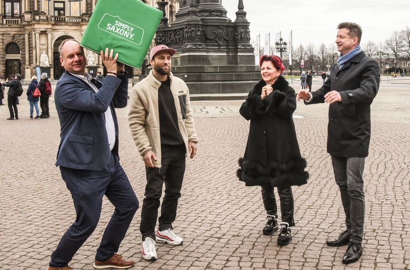 Oberbürgermeister Dirk Hilbert, Felix "Rossi" Roßberg von den SaxonZ, Viola Klein von der HOPE Kapstadt Stiftung und Wolf-Dieter Jacobi, Vorsitzender des SemperOpernball e.V. (v.l.n.r.), bei der Vorstellung des Programms auf dem Theaterplatz.