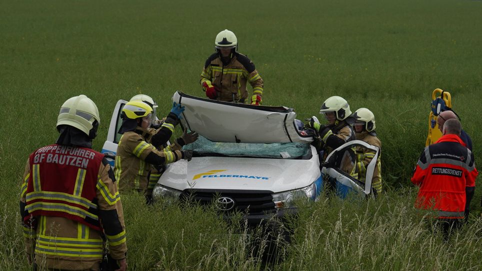 Die Berufsfeuerwehr Bautzen übernahm die Bergungsarbeiten.