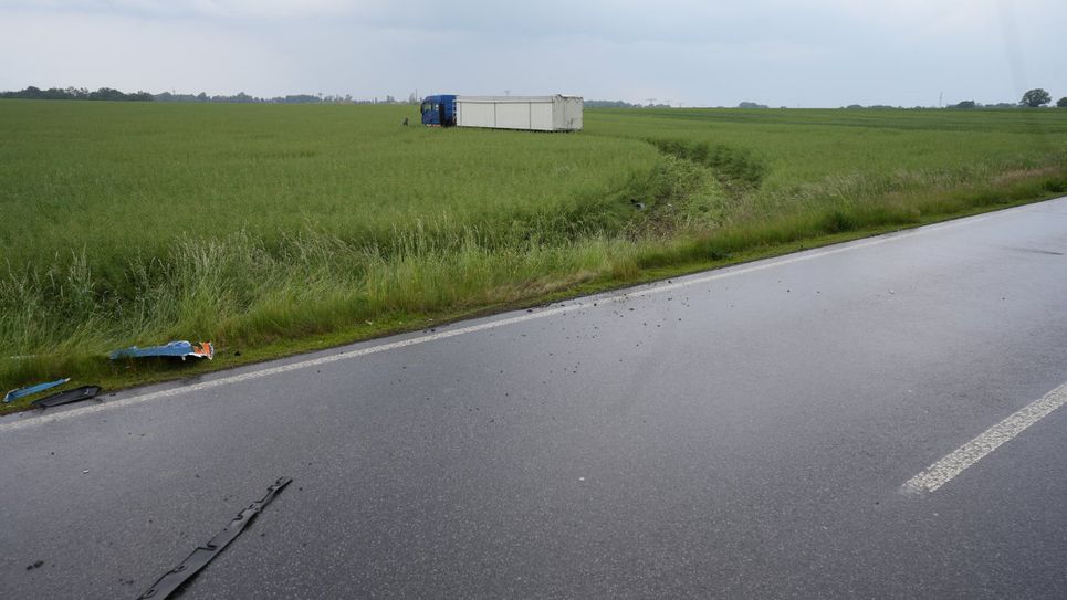 Der LKW-Fahrer kam erst rund 30 Meter weit im Feld zum Stehen.