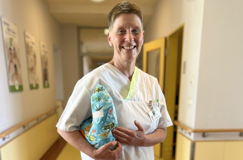 Breast Care Nurse Uta Hoffmann zeigt die Verwendung eines Herzkissens.
