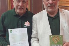 Reinhard (l.) und Christian Sonntag (r.) freuen sich sehr über die Auszeichnung.