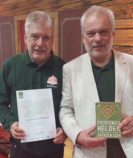 Reinhard (l.) und Christian Sonntag (r.) freuen sich sehr über die Auszeichnung.