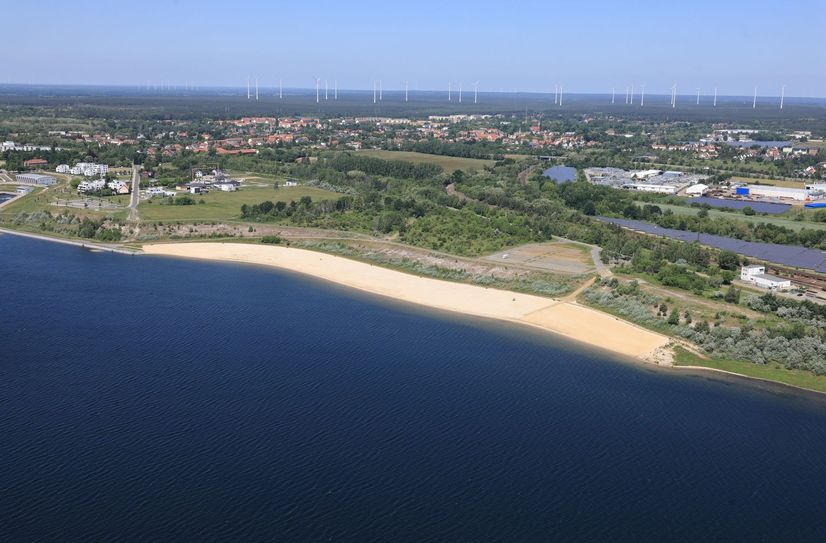 Blick auf den Stadtstrand am Großräschener See im Jahr 2023. Hier soll bis 2028 noch viel passieren.