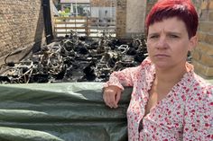 Anja Ittmann vor den abgebrannten Quads. Eine gofundme-Kampagne soll Hilfe für die Beschaffung neuer Quads bringen